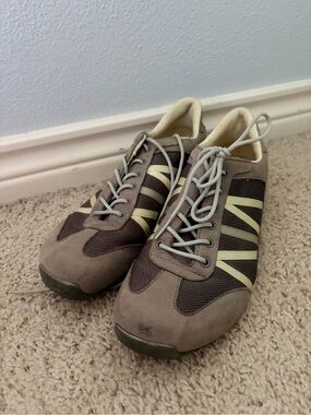 Tsubo Women's Sneakers in Brown and Cream